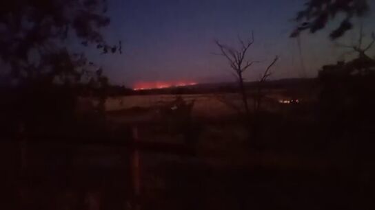 Vídeo del incendio declarado en Leciñena avanzando hacia Huesca