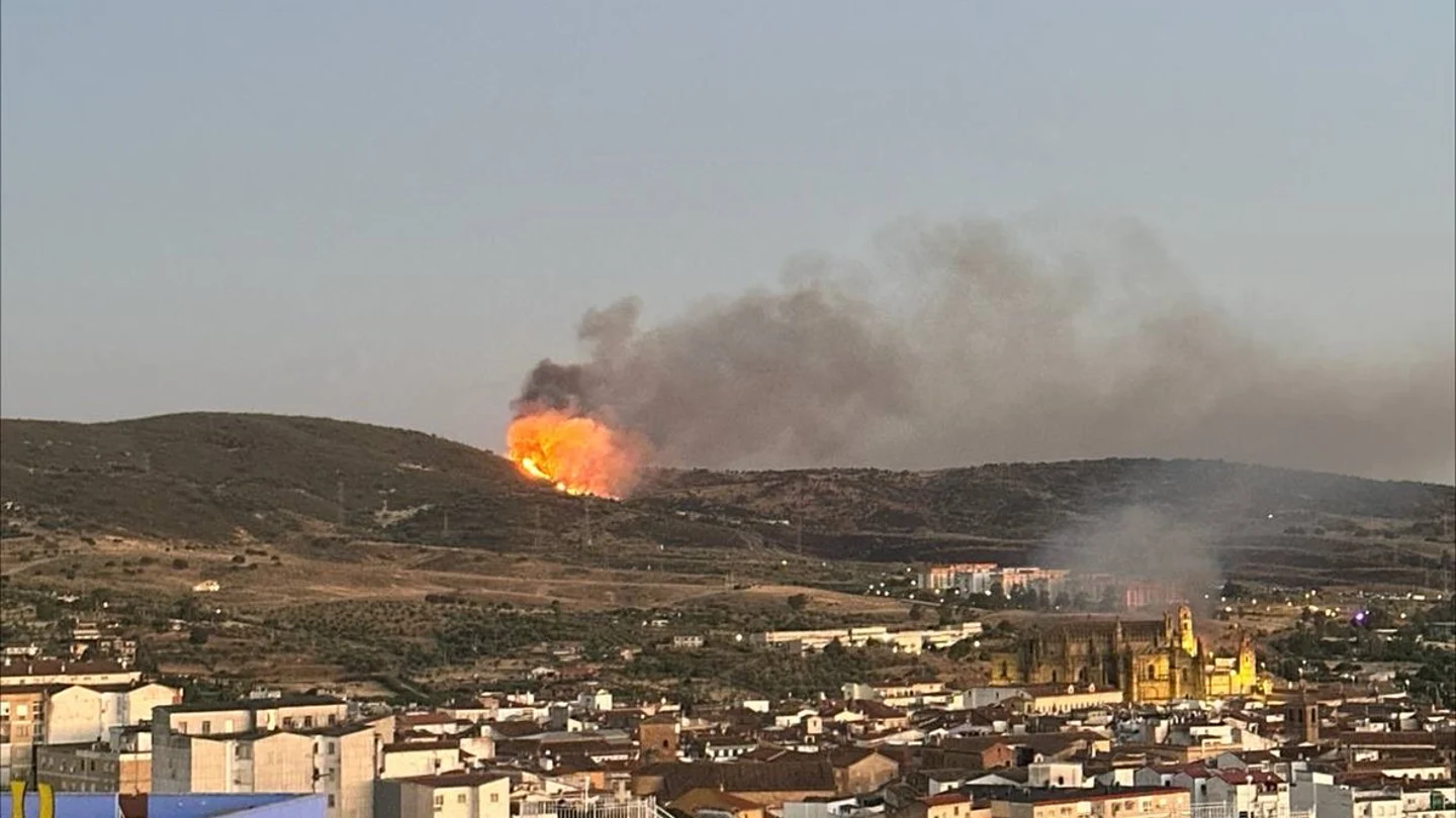 Complicaciones en Plasencia (Cáceres) por un incendio: temor a la noche e imposibilidad de que trabajen medios aéreos Complicaciones en Plasencia (Cáceres) por un incendio: temor a la noche e imposibilidad de que trabajen medios aéreos