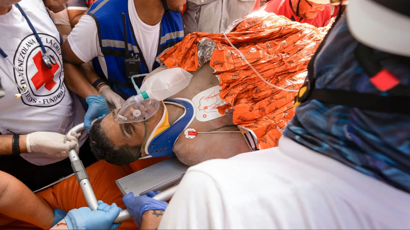 El agónico rescate de Hernán Gil: cien rescatistas consiguen sacarlo con vida tras una semana atrapado bajo los escombros en Venezuela El agónico rescate de Hernán Gil: cien rescatistas consiguen sacarlo con vida tras una semana atrapado bajo los escombros en Venezuela
