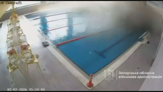 Al menos cuatro heridos tras caer una bomba en la piscina del polideportivo de Zaporiyia