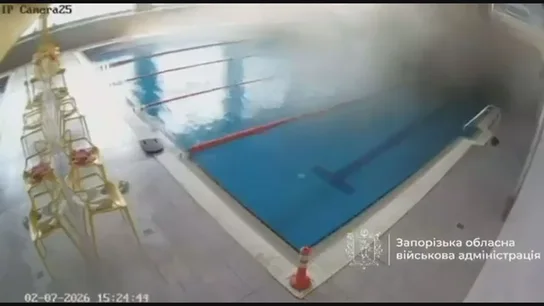 Al menos cuatro heridos tras caer una bomba en la piscina del polideportivo de Zaporiyia Al menos cuatro heridos tras caer una bomba en la piscina del polideportivo de Zaporiyia