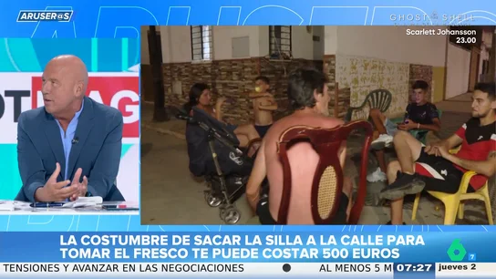 El enfado de Alfonso Arús al conocer la multa por sacar la silla a la calle para 'tomar el fresco': "¡Estoy hasta el gorro!" El enfado de Alfonso Arús al conocer la multa por sacar la silla a la calle para 'tomar el fresco': "¡Estoy hasta el gorro!"