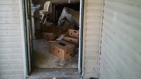 Se observan diversos objetos, incluida una silla alta, en una vivienda de Hamden, Ohio, de donde las autoridades informaron haber retirado a 16 niños y detenido a cuatro adultos. Se observan diversos objetos, incluida una silla alta, en una vivienda de Hamden, Ohio, de donde las autoridades informaron haber retirado a 16 niños y detenido a cuatro adultos.