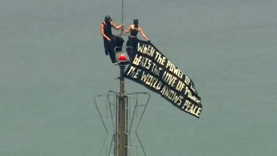 La pareja que se subió al Empire State Building de Nueva York, desplegó una pancarta y se comprometió, antes de ser detenida La pareja que se subió al Empire State Building de Nueva York, desplegó una pancarta y se comprometió, antes de ser detenida