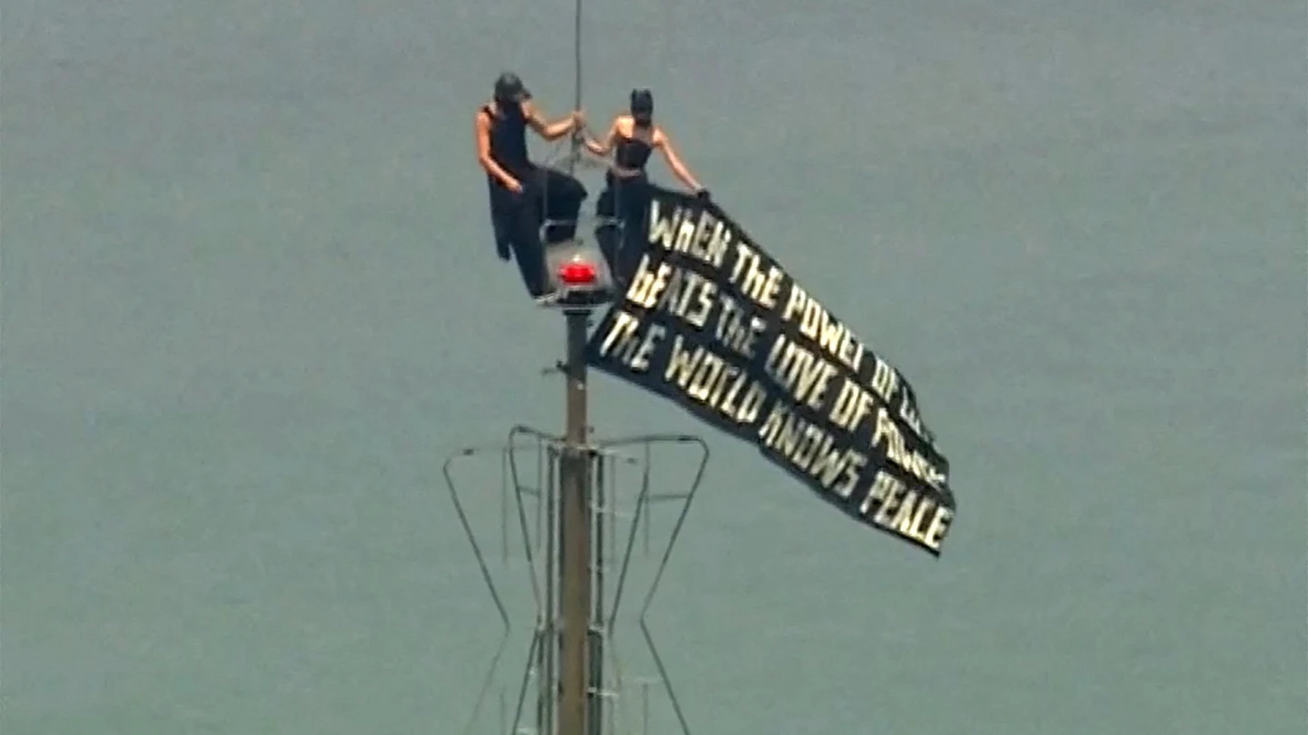 La pareja que se subió al Empire State Building de Nueva York, desplegó una pancarta y se comprometió, antes de ser detenida La pareja que se subió al Empire State Building de Nueva York, desplegó una pancarta y se comprometió, antes de ser detenida