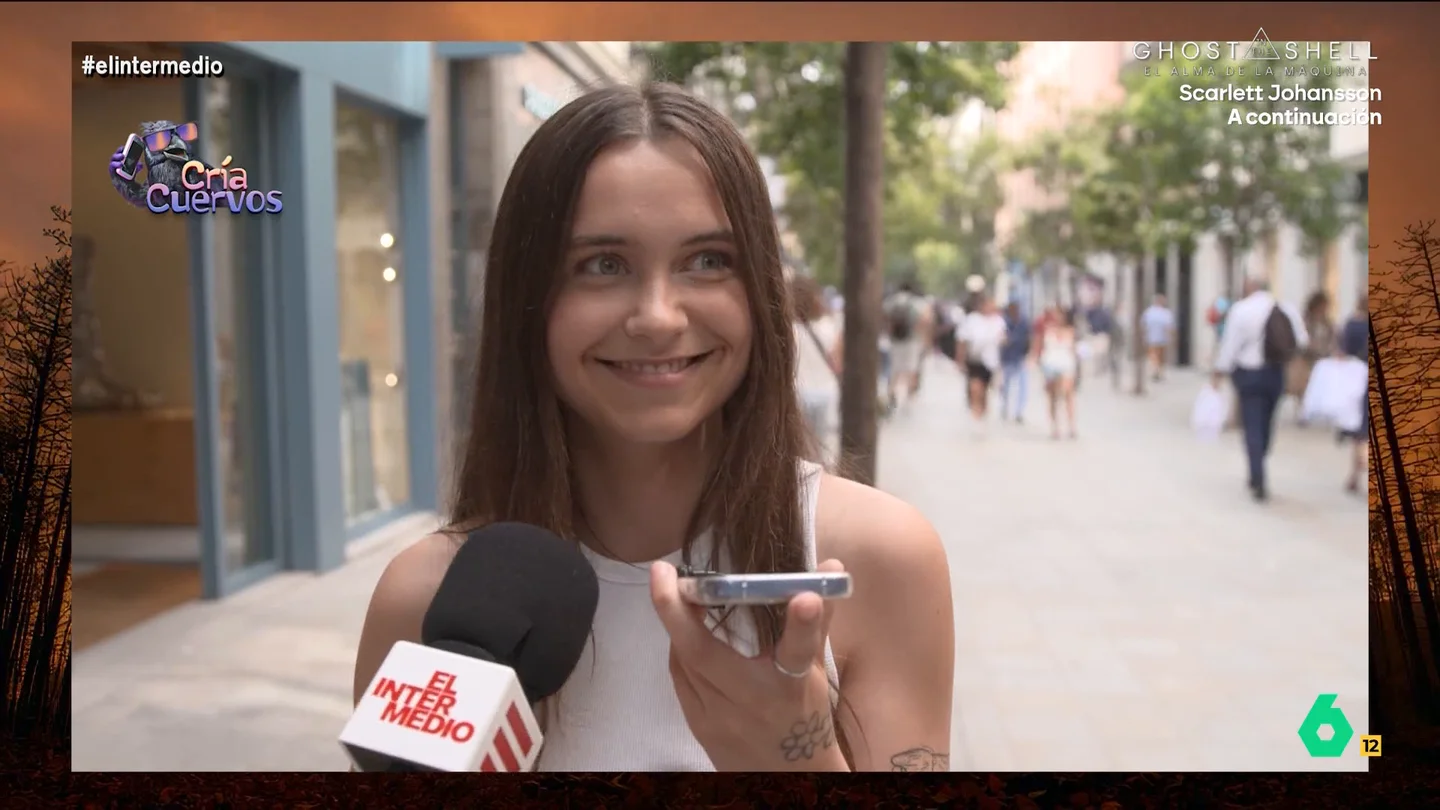 "Eres muy tonta, el jueves te cojo de los pelos": así reacciona una madre a la broma de su hija Abril decide gastar una broma a su madre para demostrar que su amor es incondicional. La joven le cuenta que va a faltar al trabajo, diciendo que está enferma, para ir a un evento.