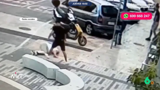Dos jóvenes apalean a un hombre en Benidorm para robarle y después le quitan el bolso a una mujer británica Uno de los jóvenes le propinó puñetazos y patadas al señor, de 68 años, y, cuando estaba aturdido, le robó la cartera. Los ladrones cuentan con antecedentes y, como señala Leo Álvarez, "se dedican a esto".