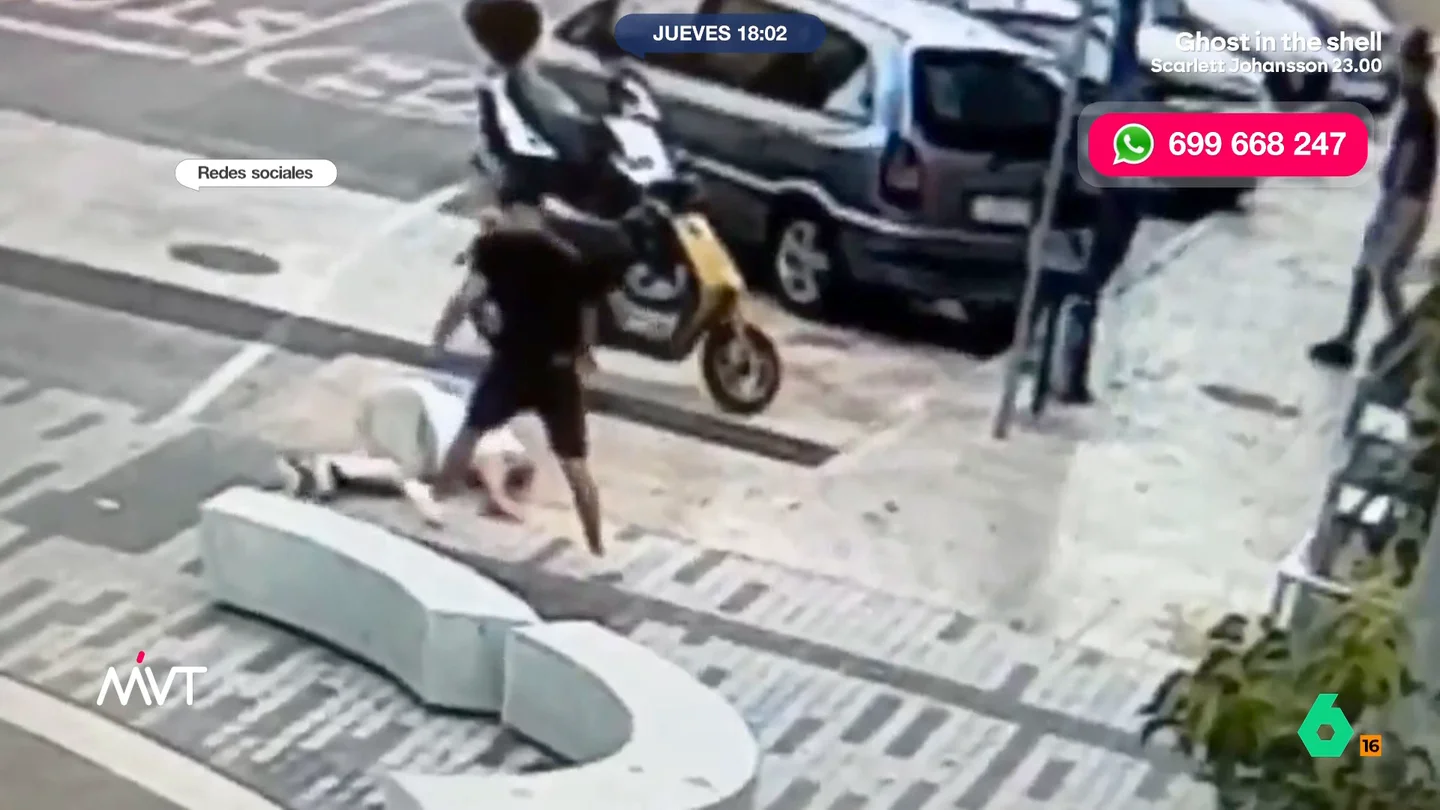Dos jóvenes apalean a un hombre en Benidorm para robarle y después le quitan el bolso a una mujer británica Uno de los jóvenes le propinó puñetazos y patadas al señor, de 68 años, y, cuando estaba aturdido, le robó la cartera. Los ladrones cuentan con antecedentes y, como señala Leo Álvarez, "se dedican a esto".