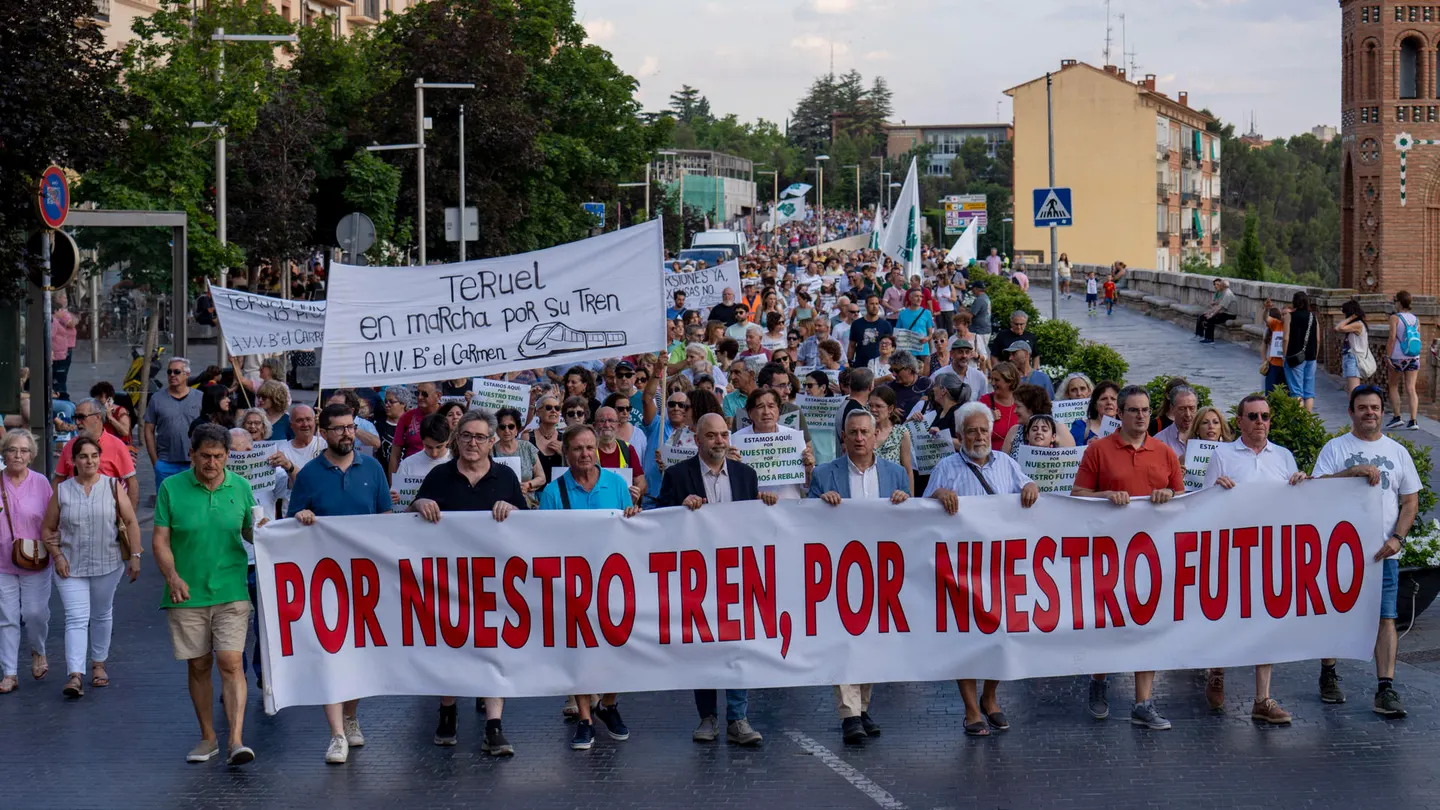 Ciudadanos de Teruel protestan por el tren Ciudadanos de Teruel protestan por el tren