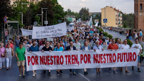 Ciudadanos de Teruel protestan por el tren
