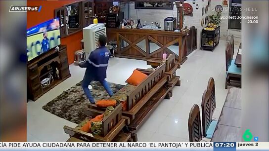 Alfonso Ar&uacute;s alucina al ver a un t&eacute;cnico que se queda viendo un partido en casa del cliente: "Solo falta que se beba una cerveza"