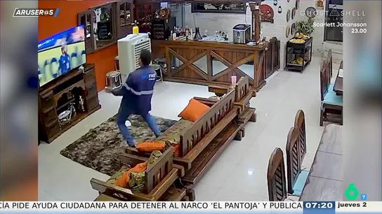 Alfonso Arús alucina al ver a un técnico que se queda viendo un partido en casa del cliente: "Solo falta que se beba una cerveza" Alfonso Arús alucina al ver a un técnico que se queda viendo un partido en casa del cliente: "Solo falta que se beba una cerveza"