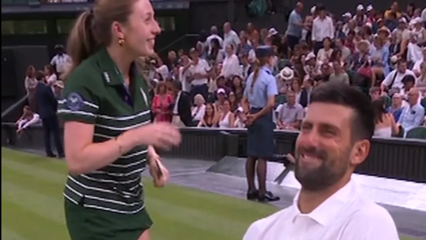 La broma 'viral' de Novak Djokovic a una recogepelotas durante su partido contra Tsitsipas La broma 'viral' de Novak Djokovic a una recogepelotas durante su partido contra Tsitsipas