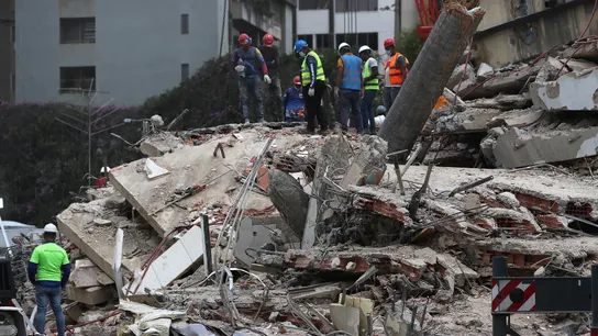 Integrantes de cuerpos de rescate realizan operaciones de búsqueda en edificaciones afectadas este miércoles, en Caracas (Venezuela) ntegrantes de cuerpos de rescate realizan operaciones de búsqueda en edificaciones afectadas este miércoles, en Caracas (Venezuela)