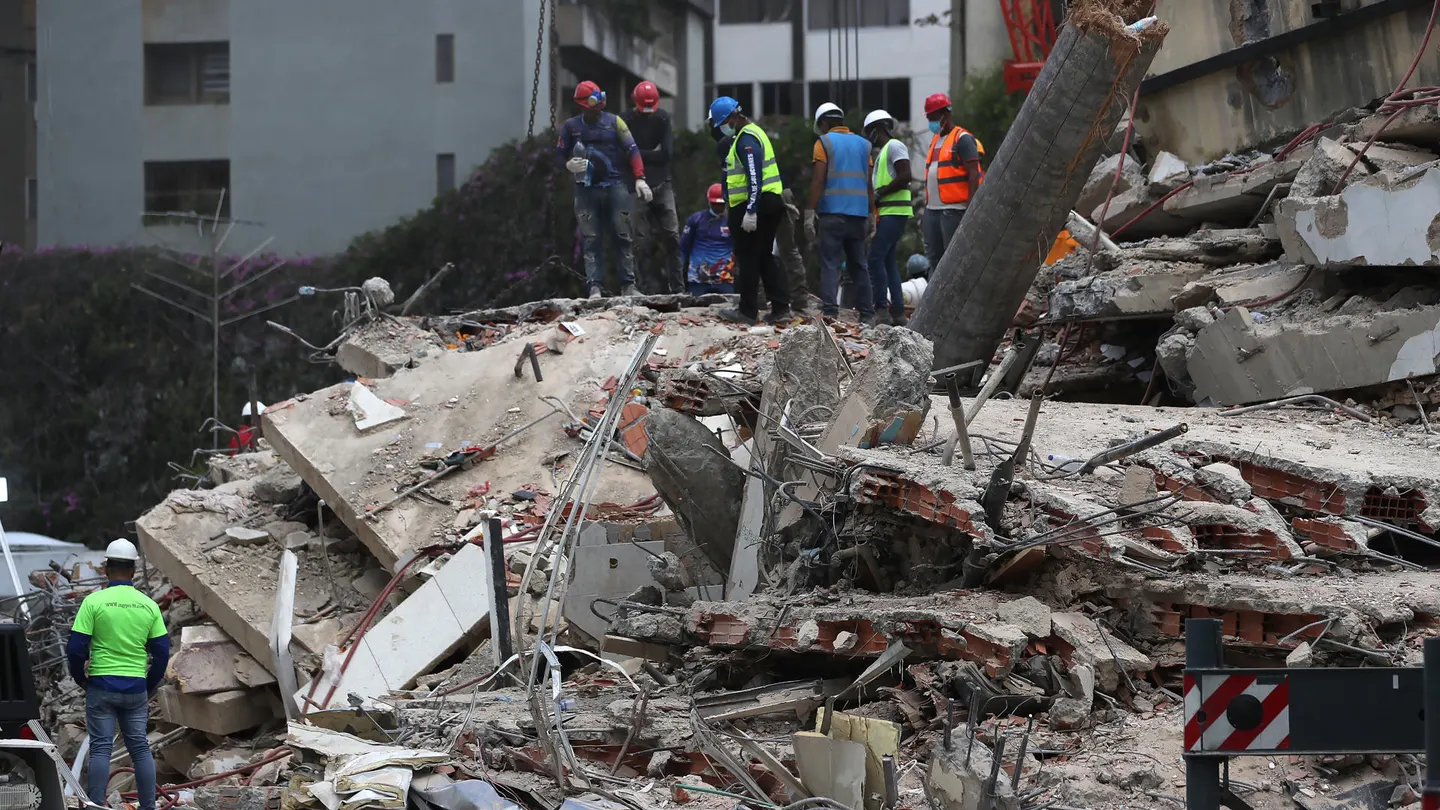 Integrantes de cuerpos de rescate realizan operaciones de búsqueda en edificaciones afectadas este miércoles, en Caracas (Venezuela) ntegrantes de cuerpos de rescate realizan operaciones de búsqueda en edificaciones afectadas este miércoles, en Caracas (Venezuela)