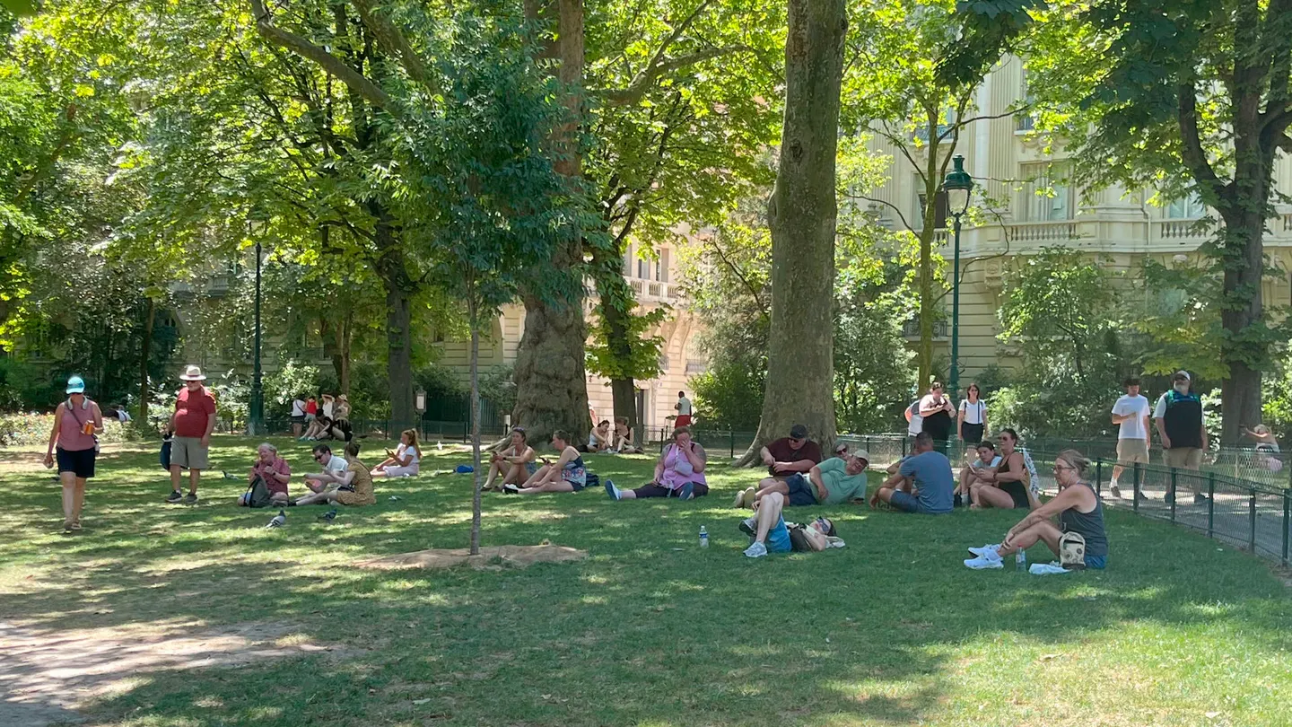 Varias personas se refugian del intenso calor en Francia Varias personas se refugian del intenso calor en Francia