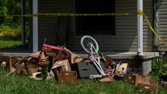 Escombros en una vivienda de donde las autoridades informaron haber retirado a 16 niños y detenido a cuatro adultos, en Hamden, Ohio