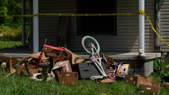 Escombros en una vivienda de donde las autoridades informaron haber retirado a 16 niños y detenido a cuatro adultos, en Hamden, Ohio Escombros en una vivienda de donde las autoridades informaron haber retirado a 16 niños y detenido a cuatro adultos, en Hamden, Ohio