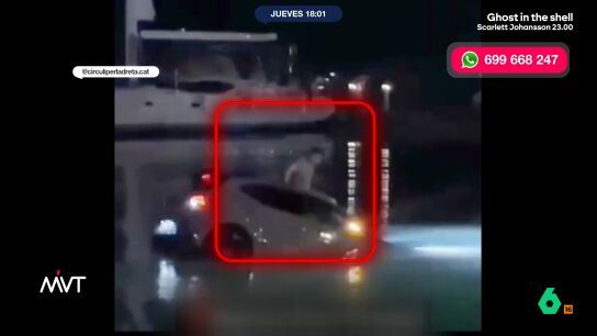 Las im&aacute;genes, tomadas por los testigos del incidente, muestran c&oacute;mo el conductor, que habr&iacute;a confundido los pedales del veh&iacute;culo, tiene que escapar del interior y finalmente lanzarse al agua para alejarse nadando. Ha salido ileso.