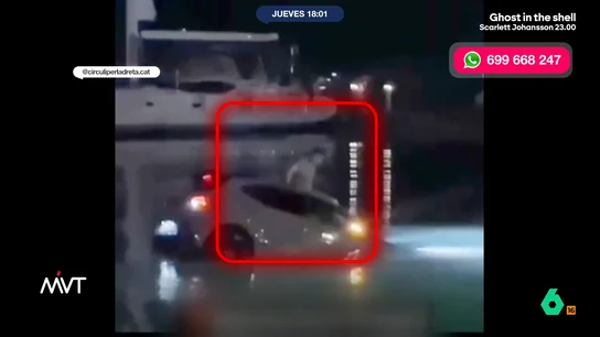Un hombre acaba con su coche en el agua en Premiá de Mar y tiene que escapar nadando mientras se hunde Las imágenes, tomadas por los testigos del incidente, muestran cómo el conductor, que habría confundido los pedales del vehículo, tiene que escapar del interior y finalmente lanzarse al agua para alejarse nadando. Ha salido ileso.