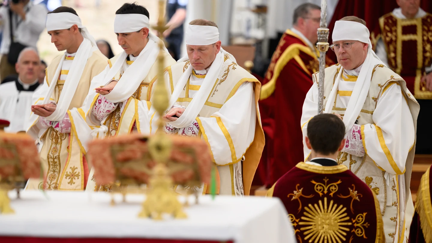 Los 'lefebvrianos' Marc Hanappier, Michel Poinsinet de Sivry, Michael Goldade y Pascal Schreiber durante su ceremonia de consagración episcopal en el Seminario Internacional de San Pío X Los 'lefebvrianos' Marc Hanappier, Michel Poinsinet de Sivry, Michael Goldade y Pascal Schreiber durante su ceremonia de consagración episcopal en el Seminario Internacional de San Pío X