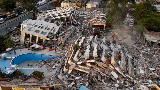 Vista a&eacute;rea de los edificios destruidos en Caraballeda, estado de La Guaira