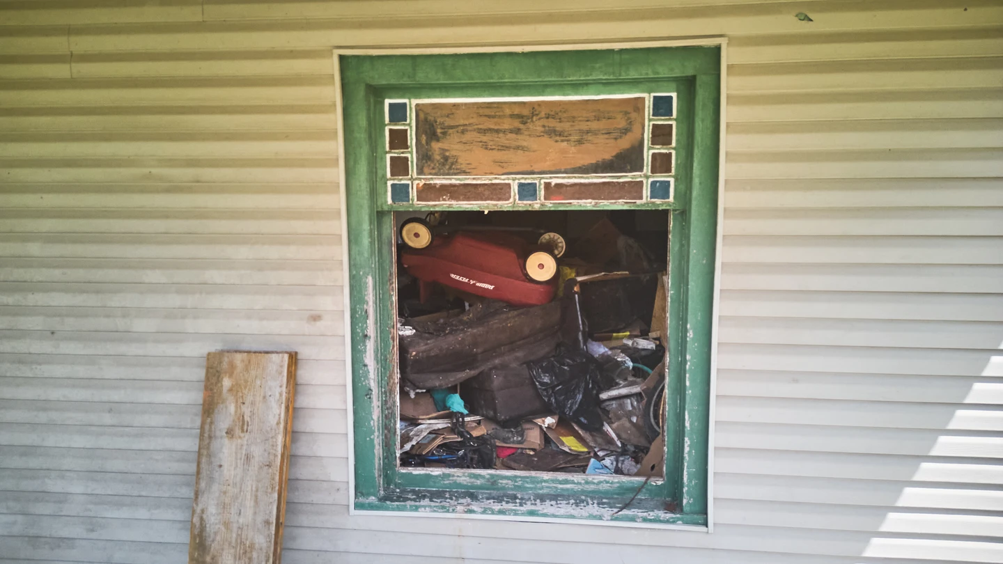 Escombros en el interior de una vivienda de donde las autoridades dicen haber sacado a 16 niños en Hamden, Ohio Escombros en el interior de una vivienda de donde las autoridades dicen haber sacado a 16 niños en Hamden, Ohio