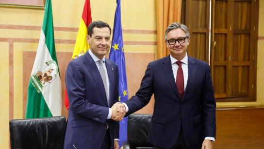 El candidato a la investidura y l&iacute;der de los populares andaluces, Juanma Moreno, y el l&iacute;der de Vox en la comunidad, Manuel Gavira, durante la firma del "acuerdo de gobierno y estabilidad"