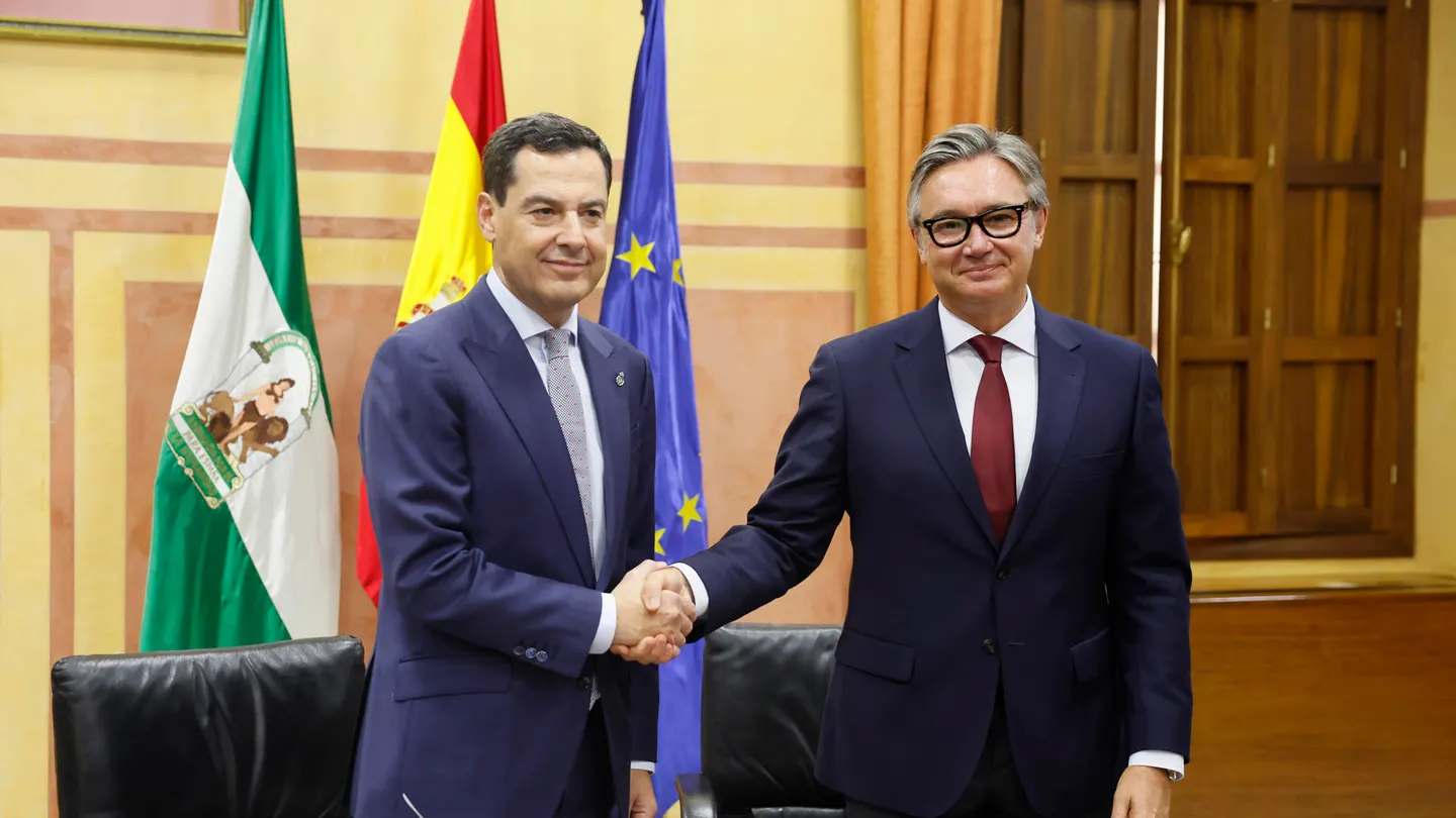 El candidato a la investidura y líder de los populares andaluces, Juanma Moreno, y el líder de Vox en la comunidad, Manuel Gavira, durante la firma del "acuerdo de gobierno y estabilidad" El candidato a la investidura y líder de los populares andaluces, Juanma Moreno, y el líder de Vox en la comunidad, Manuel Gavira, durante la firma del "acuerdo de gobierno y estabilidad"