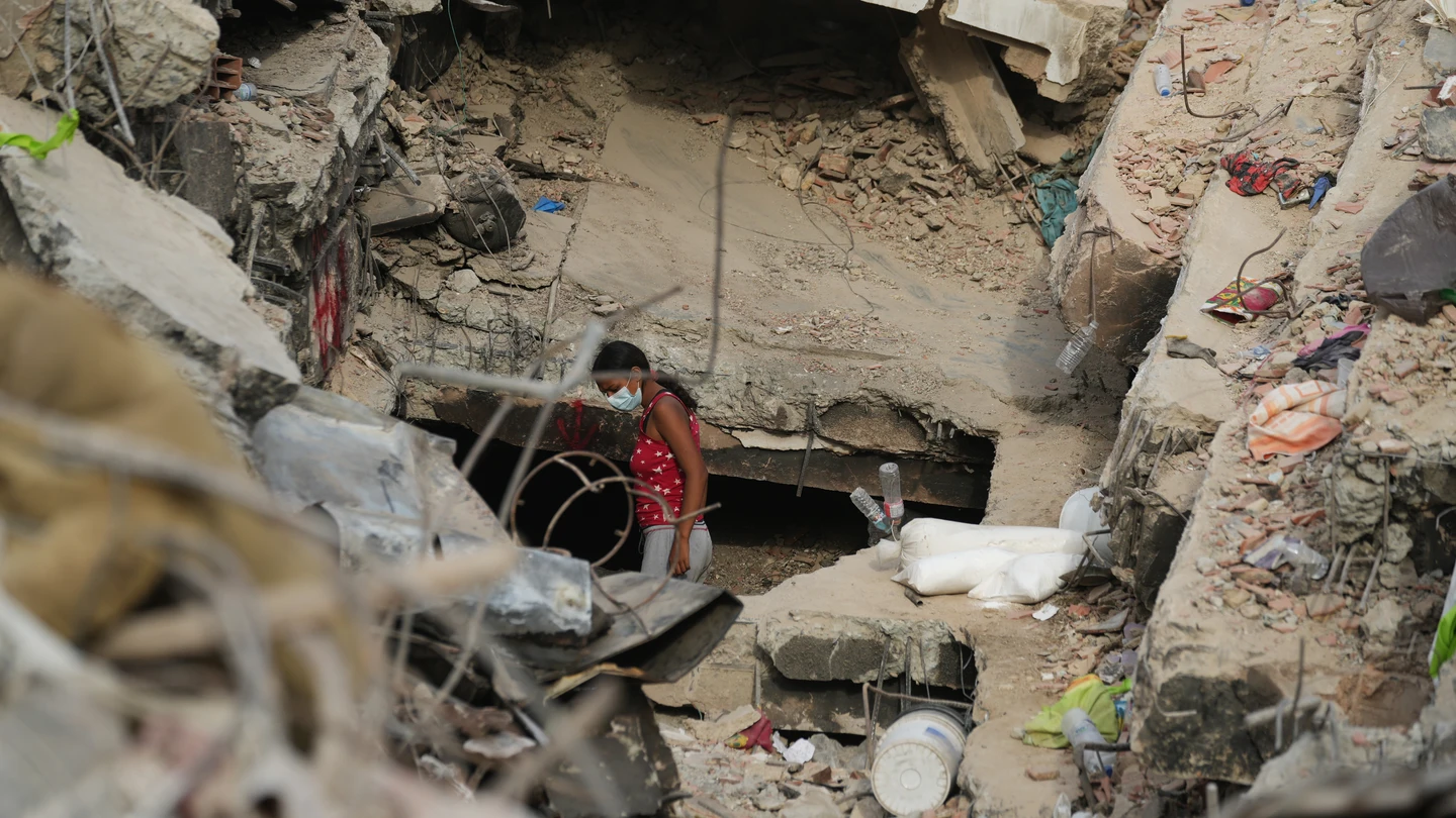Una mujer entre los escombros de un edificio en La Guaira, Venezuela. Una mujer entre los escombros de un edificio en La Guaira, Venezuela.
