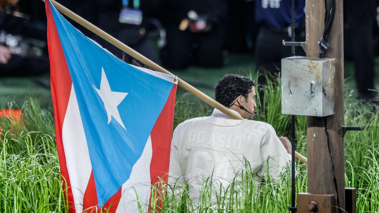 bad bunny con una bandera de puerto rico en la super bowl bad bunny con una bandera de puerto rico en la super bowl