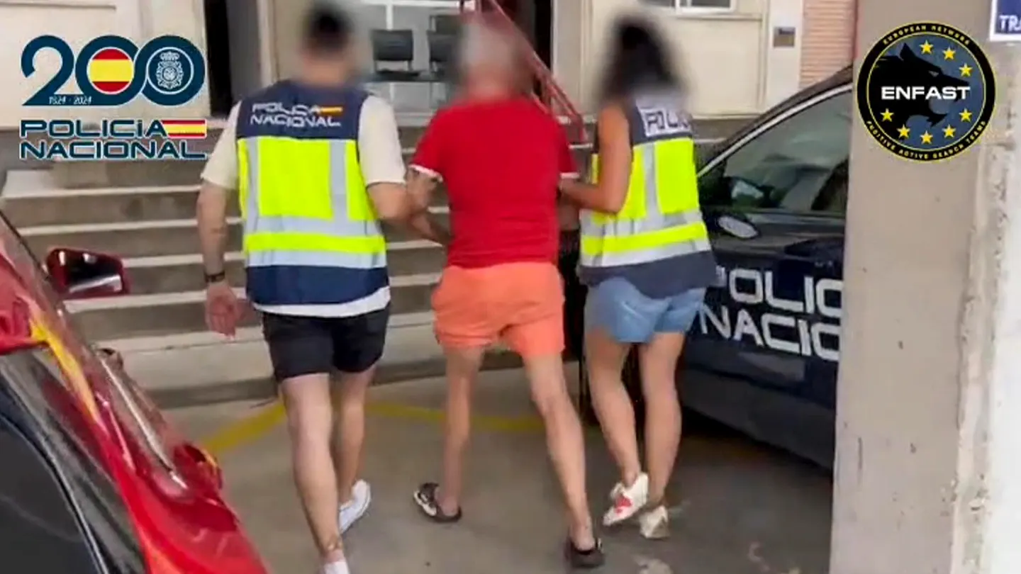 De atracador de bancos en Francia a repartidor de pollos en Sevilla: celebra su detención tras 30 años huido porque "vivir como fugitivo no es vida" Dos de los fugitivos más buscados de Canadá y Francia han sido detenidos en Marbella (Málaga) y Arahal (Sevilla) en dos investigaciones de la Policía Nacional junto a los equipos Fast Canadá y Fast Francia, de la Red Europea de Equipos de Búsqueda Activa de Fugitivos (Enfast).
