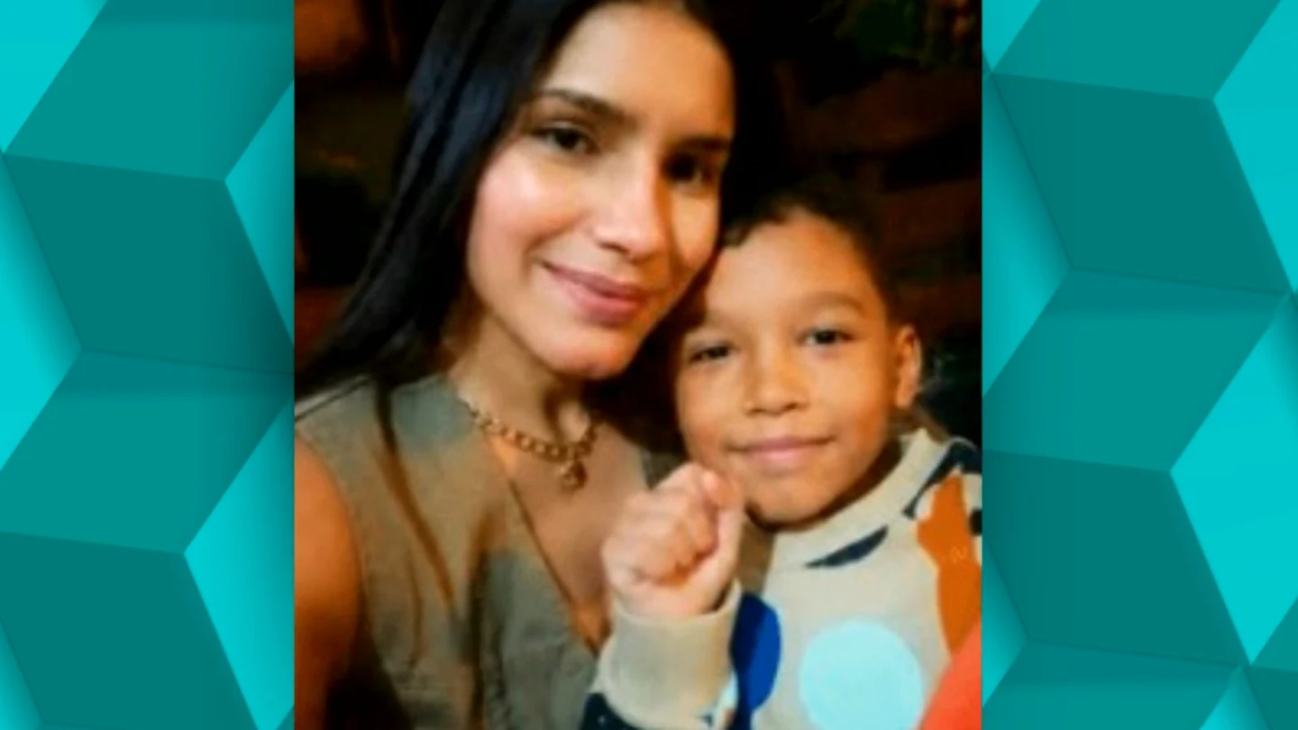 Rescatistas luchan para salvar a Fabio, un niño de nueve años sepultado bajo los escombros en Venezuela. Rescatistas luchan para salvar a Fabio, un niño de nueve años sepultado bajo los escombros en Venezuela.