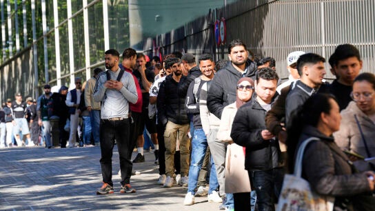 Colas para la regularizaci&oacute;n de migrantes.