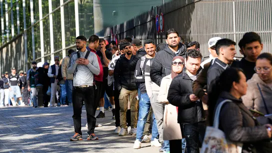 Colas para la regularización de migrantes. Colas para la regularización de migrantes.