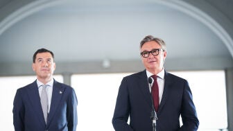 El portavoz del grupo parlamentario Vox en Andaluc&iacute;a, Manuel Gavira, junto al presidente en funciones de la Junta y candidato del PP-A a la reelecci&oacute;n, Juanma Moreno