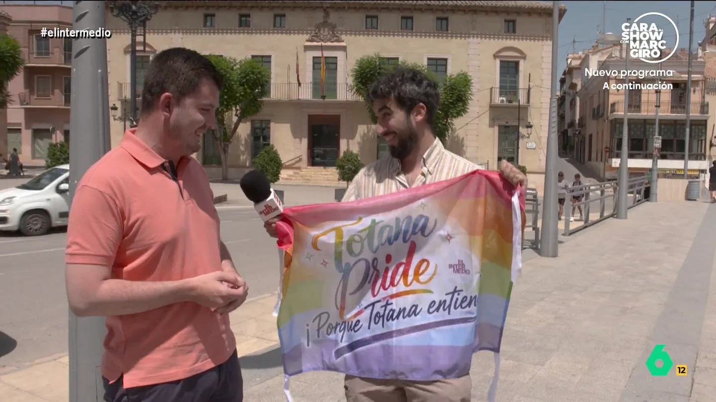Un concejal del PP de Totana se compromete a dar la bandera LGTBI de El Intermedio al alcalde Isma Juárez ha visitado este municipio de Murcia para intentar llenarlo de banderas del orgullo LGTBI después de que un acuerdo entre PP y Vox impida que se ponga esta bandera en los edificios municipales.