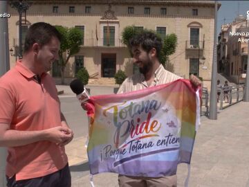 Un concejal del PP de Totana se compromete a dar la bandera LGTBI de El Intermedio al alcalde