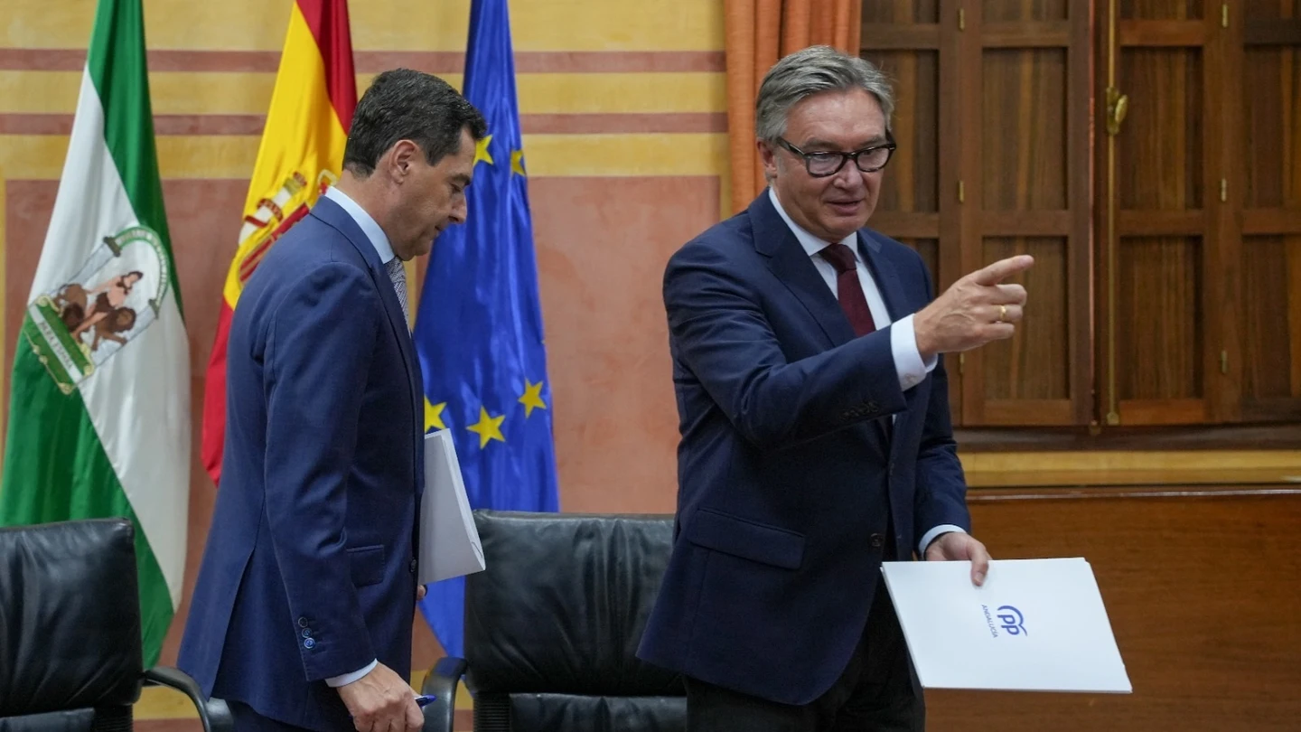 Juanma Moreno y Manuel Gavira tras la firma del acuerdo de gobierno para los próximos cuatro años en Andalucía. Juanma Moreno y Manuel Gavira tras la firma del acuerdo de gobierno para los próximos cuatro años en Andalucía.