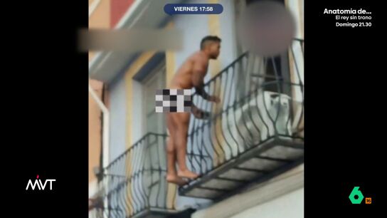 Los vecinos de esta localidad de Alicante se han visto sorprendidos por una escena curiosa: un hombre, completamente desnudo, se ha descolgado de un balc&oacute;n para, despu&eacute;s, huir a la carrera por el municipio. 