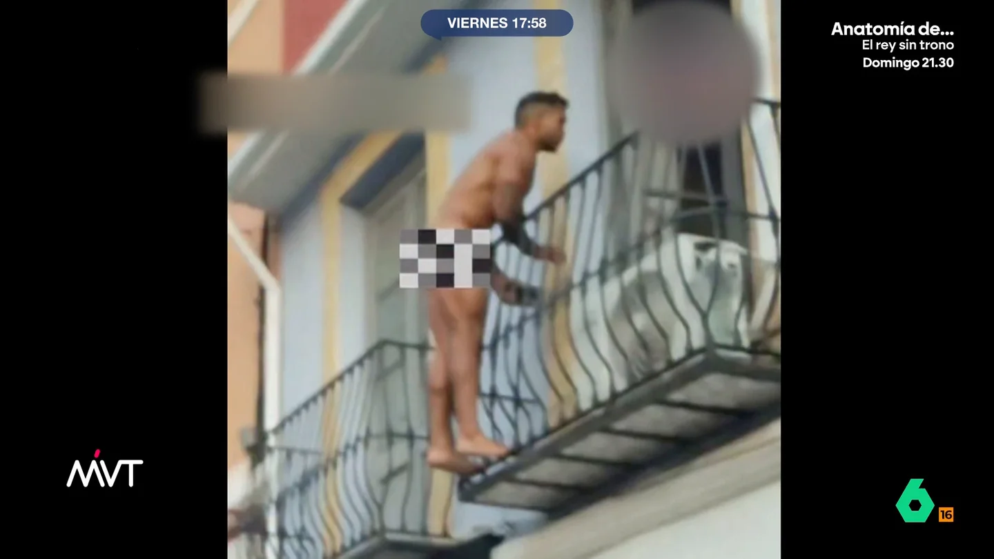 ¿Amante a la fuga en Dénia?: cazan a un hombre corriendo desnudo por la calle Los vecinos de esta localidad de Alicante se han visto sorprendidos por una escena curiosa: un hombre, completamente desnudo, se ha descolgado de un balcón para, después, huir a la carrera por el municipio.