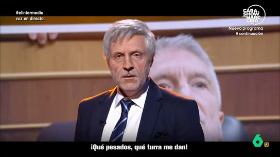 'Fernando Grande-Marlaska' versiona 'Sobreviviré' y deja claro que no va a dimitir: "De esa Leire Díez, no sé 'ná'..." Raúl Pérez se convierte en el ministro del Interior para cantar "literalmente", después de que le reprochen haber dejado muchas cuestiones sin responder en el Senado.
