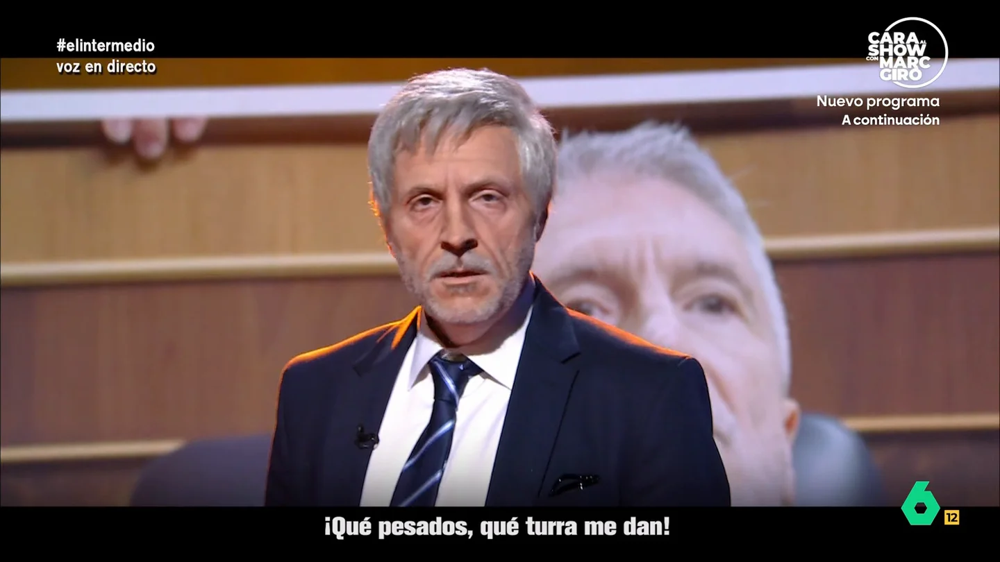 'Fernando Grande-Marlaska' versiona 'Sobreviviré' y deja claro que no va a dimitir: "De esa Leire Díez, no sé 'ná'..." Raúl Pérez se convierte en el ministro del Interior para cantar "literalmente", después de que le reprochen haber dejado muchas cuestiones sin responder en el Senado.