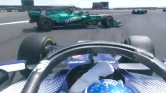 P&eacute;rez se lleva por delante a Fernando Alonso: el toque por el que fue sancionado en la sprint de Silverstone