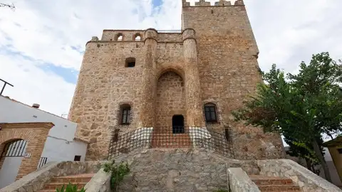 Fachada principal del Castillo de Manzaneque Fachada principal del Castillo de Manzaneque