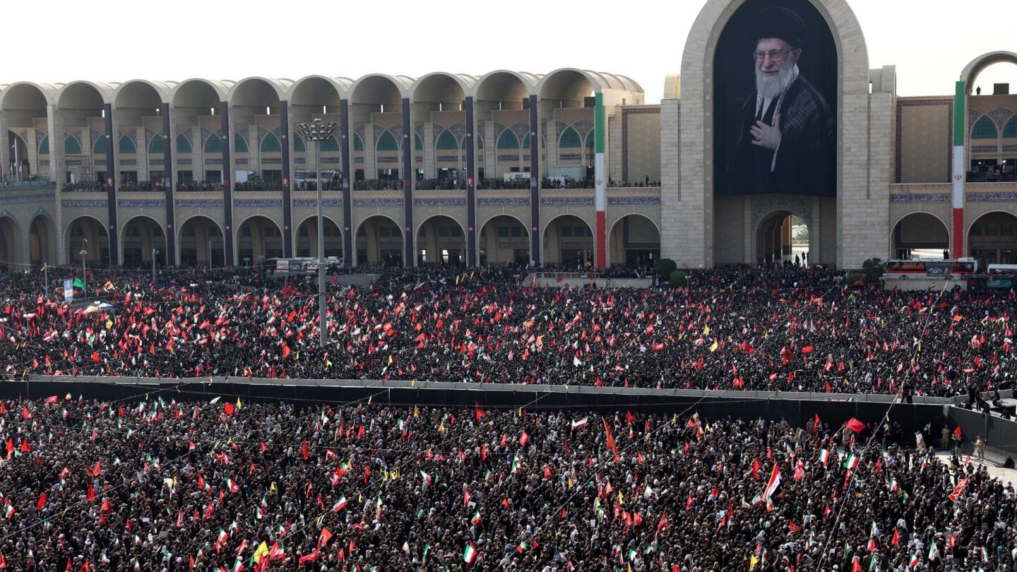 Los iran&iacute;es rinden homenaje al fallecido l&iacute;der supremo iran&iacute;, el ayatol&aacute; Al&iacute; Jamene&iacute;