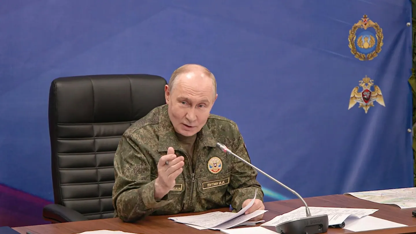 Imagen de Vladimir Putin desde un puesto de mando ruso Imagen de Vladimir Putin desde un puesto de mando ruso