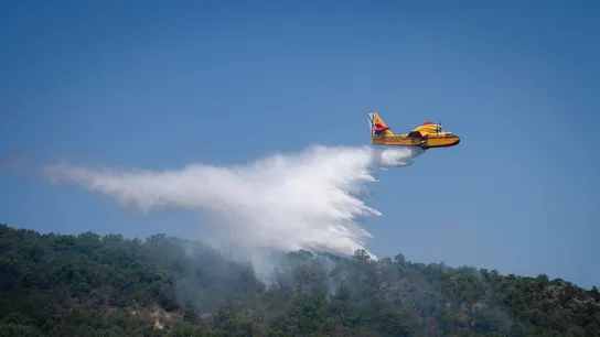 Un hidroavión esparce agua sobre una zona boscosa en la localidad de Calonge Un hidroavión esparce agua sobre una zona boscosa en la localidad de Calonge