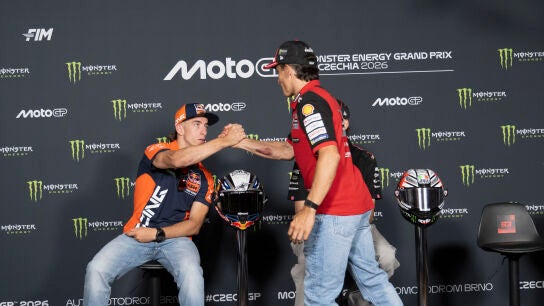 Pedro Acosta y Marc M&aacute;rquez se saludan