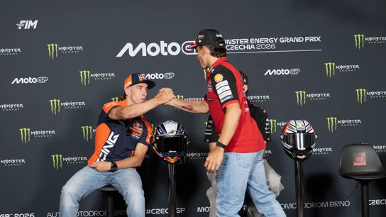 Pedro Acosta y Marc Márquez se saludan Pedro Acosta y Marc Márquez se saludan